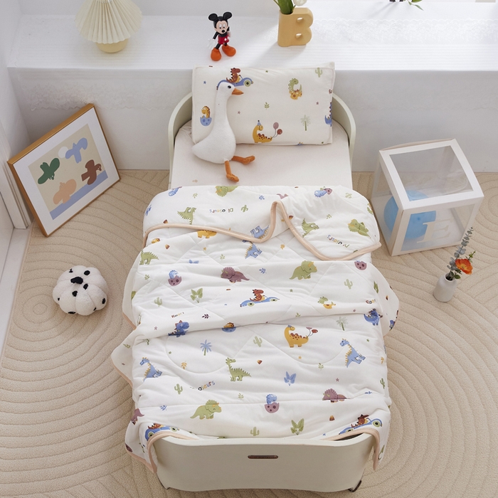 91家纺网 家纺一手货源 找家纺 丝涟家居 2025新款A类卡通小清新双面印花凉感丝夏被恐龙乐园