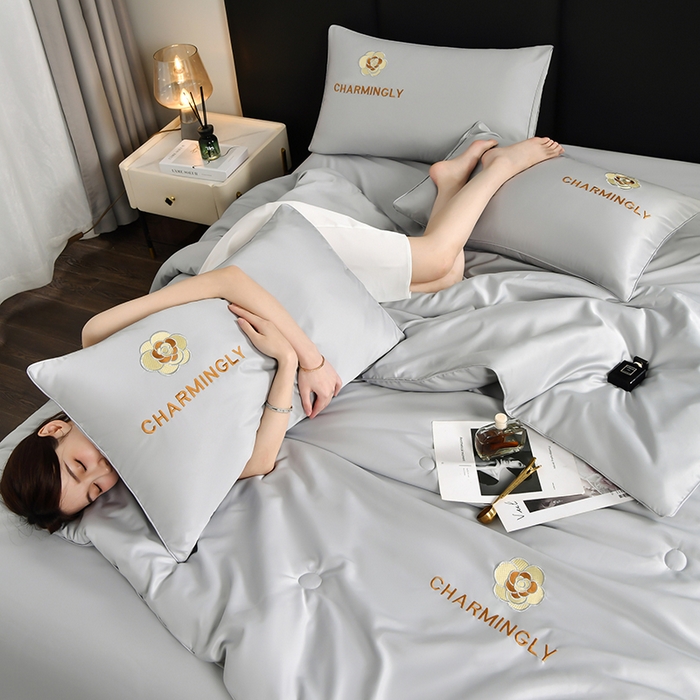 91家纺网 家纺一手货源 找家纺 优尚家纺 2025新款水洗天丝刺绣夏被夏被四件套 银灰色