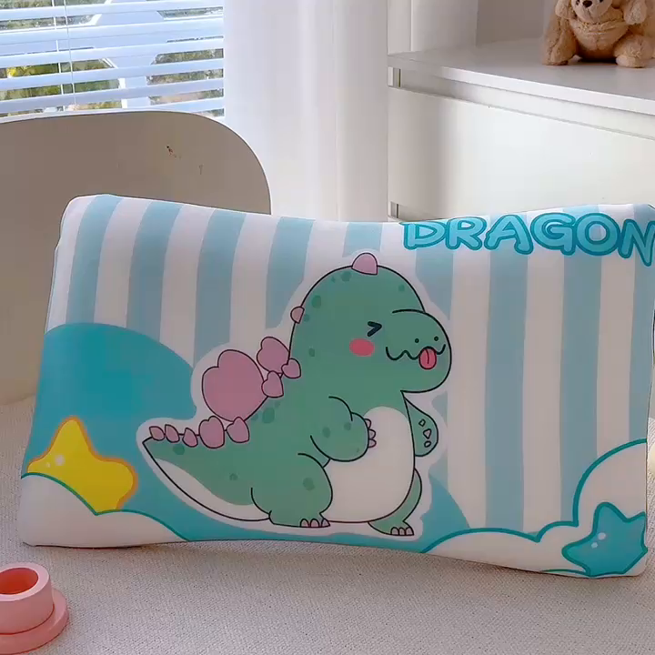91家纺网 家纺一手货源 找家纺 2025新款卡通凉感丝亲肤枕 爱心恐龙50*30*4 