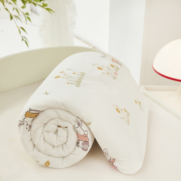 91家纺网 家纺一手货源 找家纺 丝涟家居 2025新款A类双面针织棉卡通小清新滚绳工艺夏被田园兔