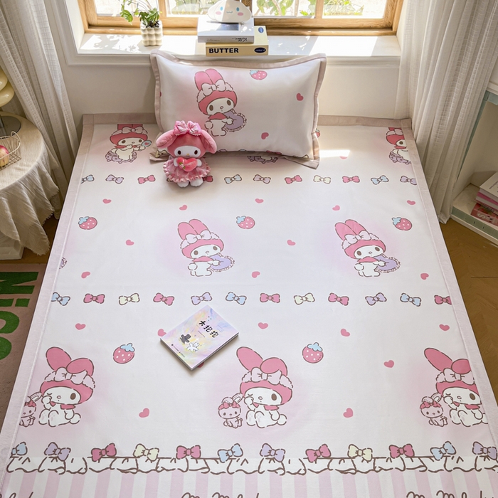 91家纺网 家纺一手货源 找家纺 博雅 2025新款三丽欧A类小版数码印花1200D冰丝凉席凉席席子 草莓条纹美乐蒂