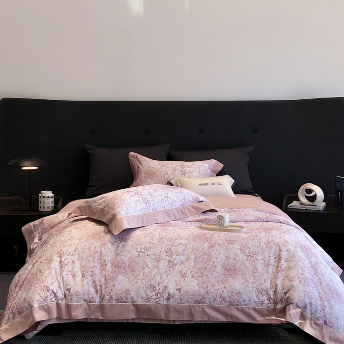 91家纺网 家纺一手货源 找家纺 佳汐蓝2025新款典雅诗意花卉全棉印花四件套券后不低于438/458元 雾隐巴黎-霞光粉