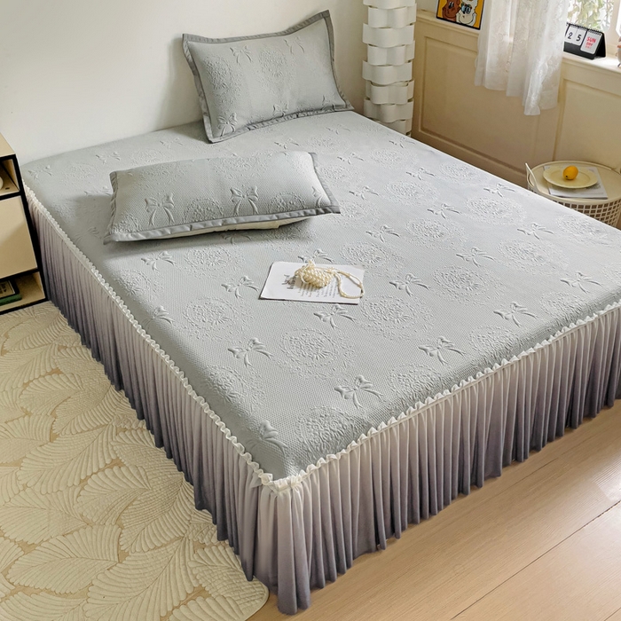 91家纺网 家纺一手货源 找家纺 富馨莱 2025春夏新款公主仙女风480克PE凉感凉豆豆床裙凉席三件套 蝴蝶结-灰床裙款