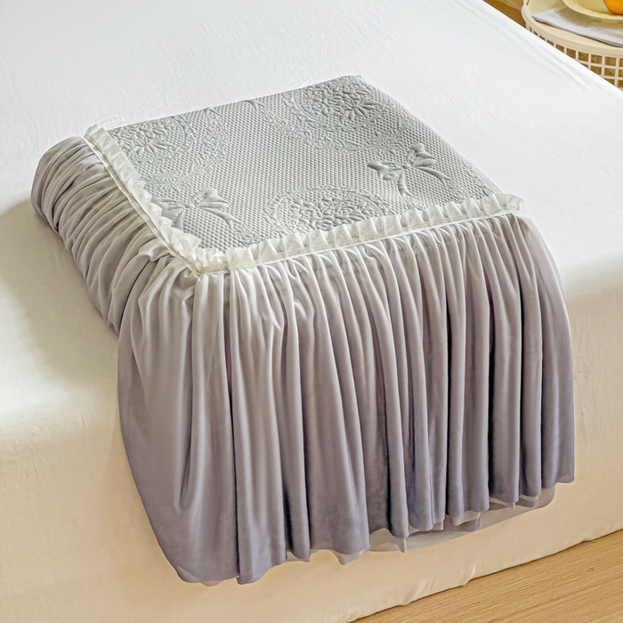 91家纺网 家纺一手货源 找家纺 富馨莱 2025春夏新款公主仙女风480克PE凉感凉豆豆床裙凉席三件套 蝴蝶结-灰床裙款