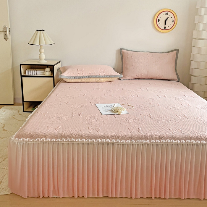 91家纺网 家纺一手货源 找家纺 富馨莱 2025春夏新款公主仙女风480克PE凉感凉豆豆床裙凉席三件套 蝴蝶结-粉床裙款