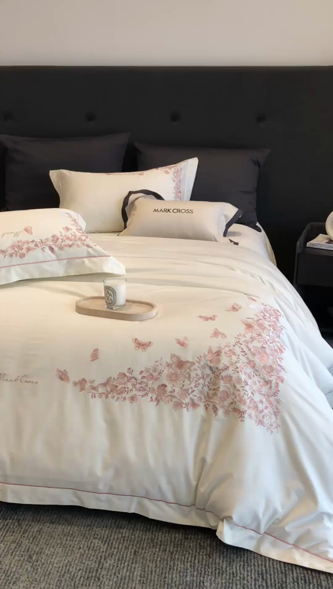 91家纺网 家纺一手货源 找家纺 佳汐蓝2025新款清雅自然刺绣黄金棉系列四件套价格表券后不低于498/518元 苏莉春天-羽缎白