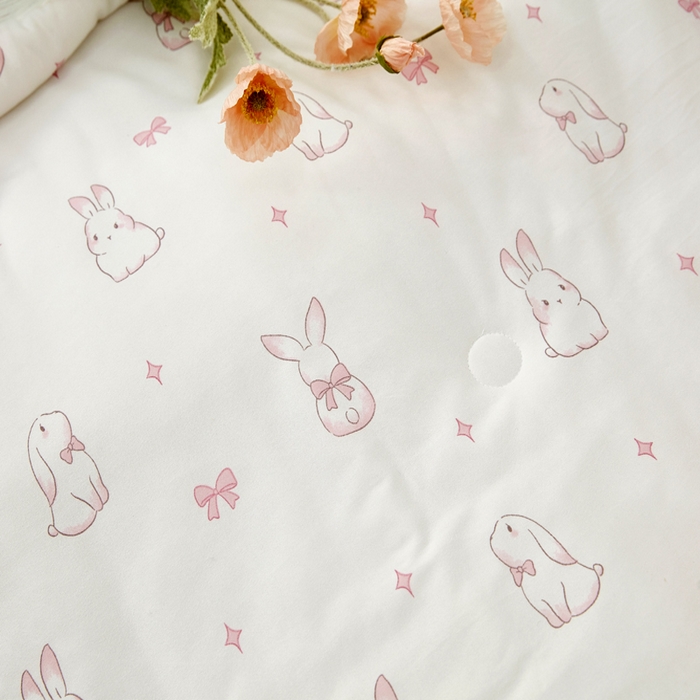 91家纺网 家纺一手货源 找家纺 丝涟家居 2025新款A类双面针织棉卡通小清新滚绳工艺夏被乖乖兔