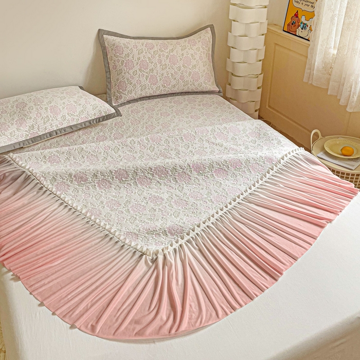 91家纺网 家纺一手货源 找家纺 富馨莱 2025春夏新款公主仙女风480克PE凉感凉豆豆床裙凉席三件套 玫瑰花园-粉床裙款