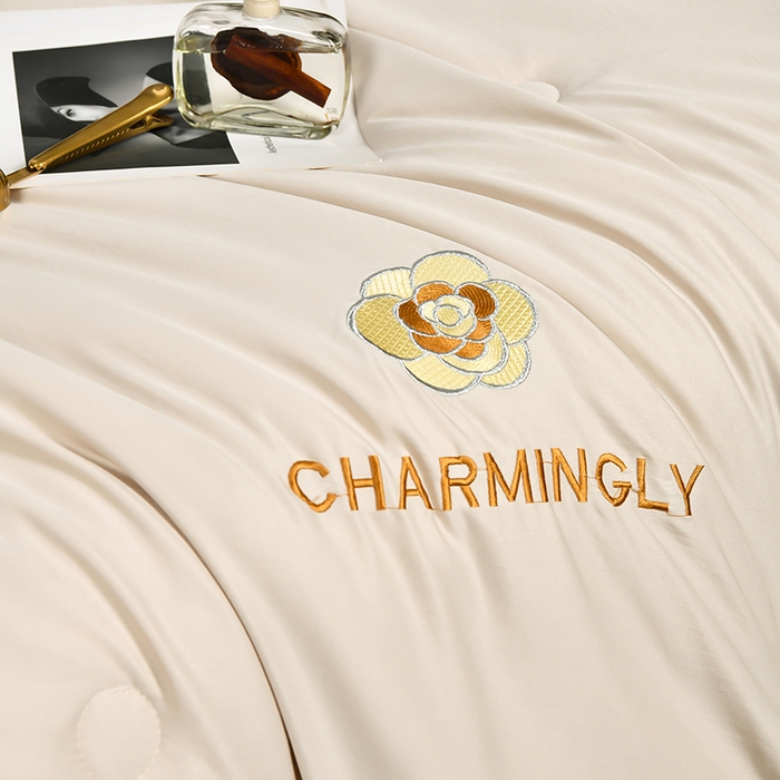 91家纺网 家纺一手货源 找家纺 优尚家纺 2025新款水洗天丝刺绣夏被夏被四件套 米咖色