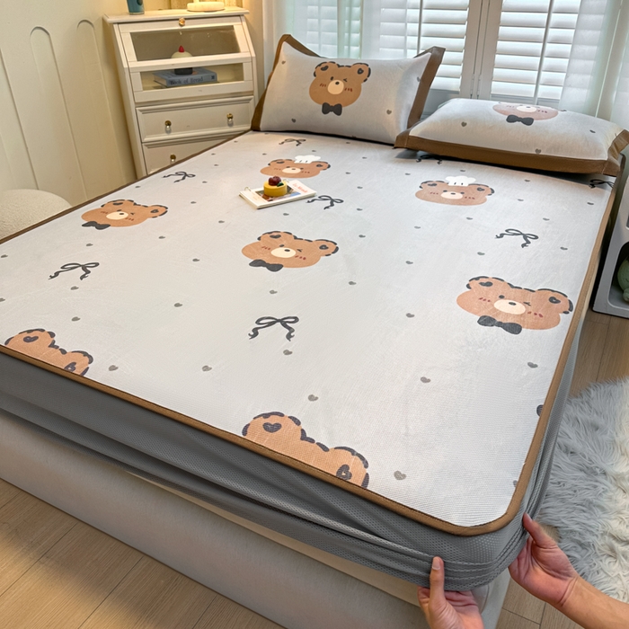 91家纺网 家纺一手货源 找家纺 迪乐妮 2025新款真冰藤印花床笠款凉席 爱心熊