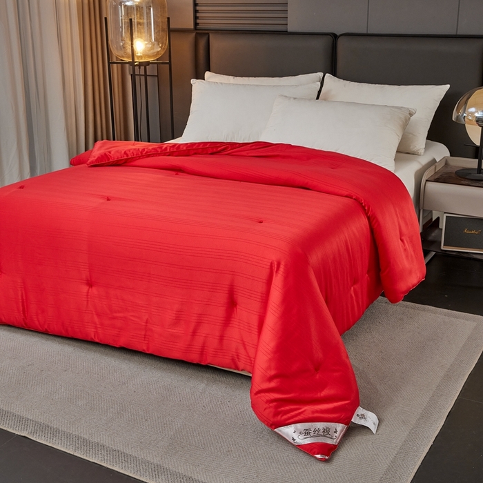 91家纺网 家纺一手货源 找家纺 金同成家纺 2025新款缎条蚕丝被春秋被子母被冬被子被芯 中国红