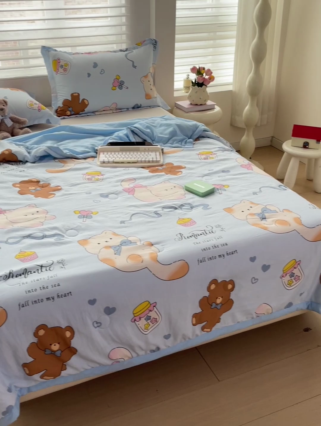 91家纺网 家纺一手货源 找家纺 富艺隆 2025新款水洗棉双层纱夏被 小猫逃离记