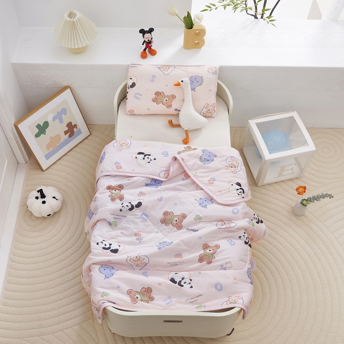 91家纺网 家纺一手货源 找家纺 丝涟家居 2025新款A类卡通小清新双面印花凉感丝夏被玩具乐园