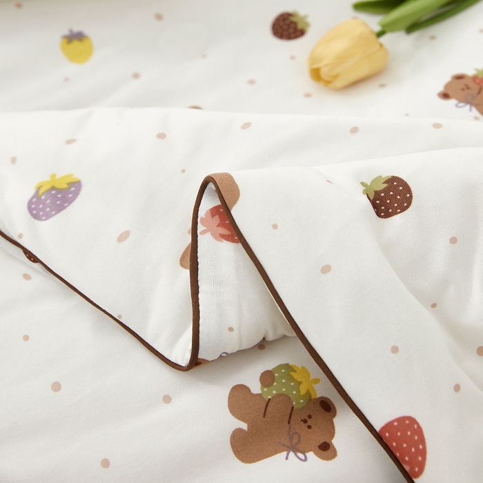 91家纺网 家纺一手货源 找家纺 丝涟家居 2025新款A类双面针织棉卡通小清新滚绳工艺夏被草莓熊