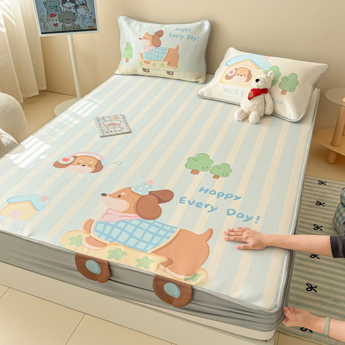 91家纺网 家纺一手货源 找家纺 慕尚家纺 2025新款凉感卡通工艺席床笠-小腊肠