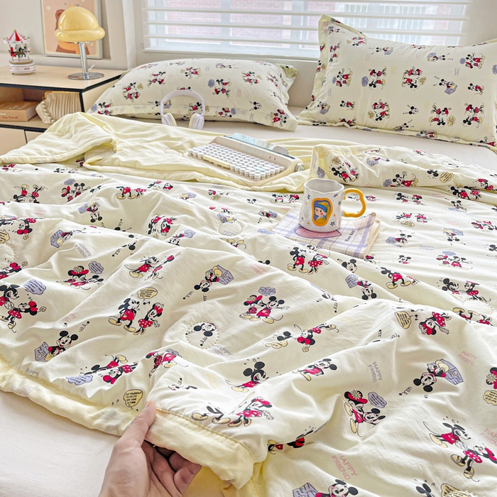 91家纺网 家纺一手货源 找家纺 富艺隆 2025新款水洗棉双层纱夏被 听音乐的米奇