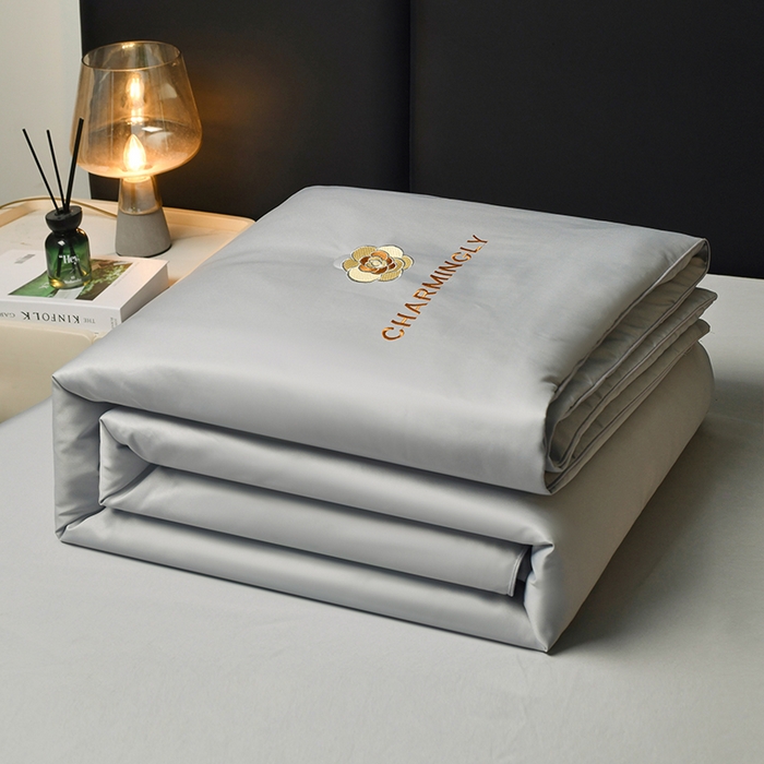 91家纺网 家纺一手货源 找家纺 优尚家纺 2025新款水洗天丝刺绣夏被夏被四件套 银灰色