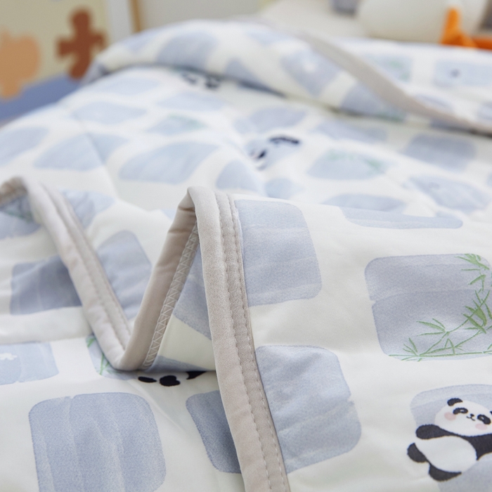 91家纺网 家纺一手货源 找家纺 丝涟家居 2025新款A类卡通小清新双面印花凉感丝夏被小熊猫