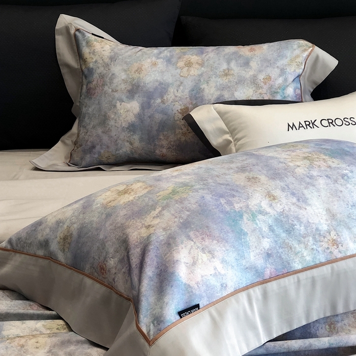 91家纺网 家纺一手货源 找家纺 佳汐蓝2025新款典雅诗意花卉全棉印花四件套券后不低于438/458元 时光之恋-柔雾蓝