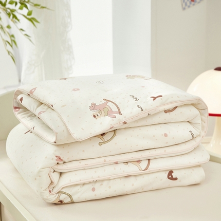 91家纺网 家纺一手货源 找家纺 丝涟家居 2025新款A类双面针织棉卡通小清新滚绳工艺夏被木马熊,木马熊