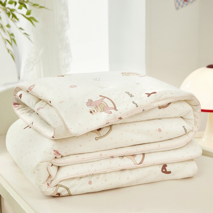 91家纺网 家纺一手货源 找家纺 丝涟家居 2025新款A类双面针织棉卡通小清新滚绳工艺夏被木马熊