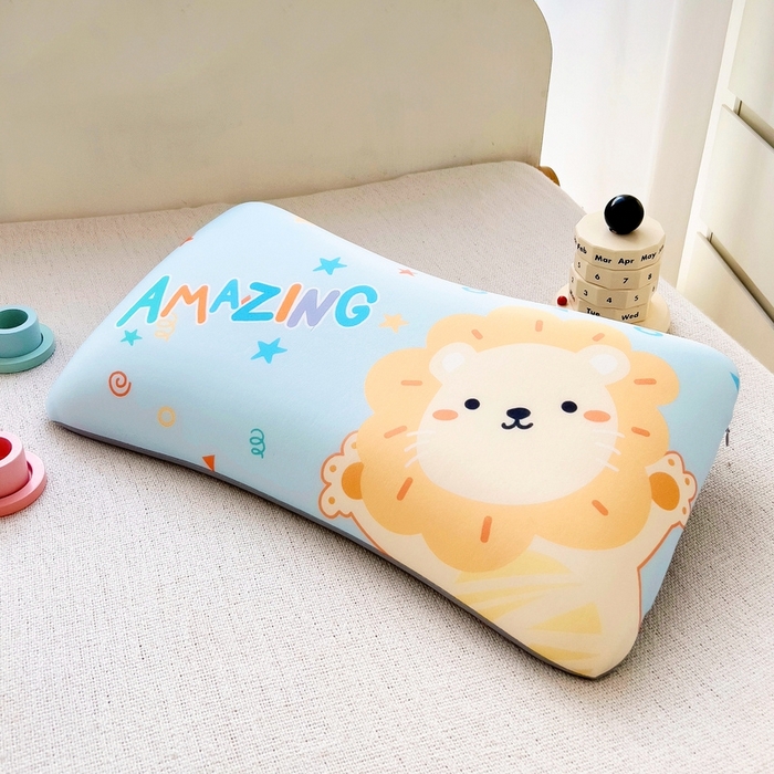 91家纺网 家纺一手货源 找家纺 2025新款卡通凉感丝亲肤枕 惊喜小狮子50*30*4 