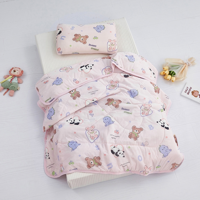 91家纺网 家纺一手货源 找家纺 丝涟家居 2025新款A类卡通小清新双面印花凉感丝夏被玩具乐园