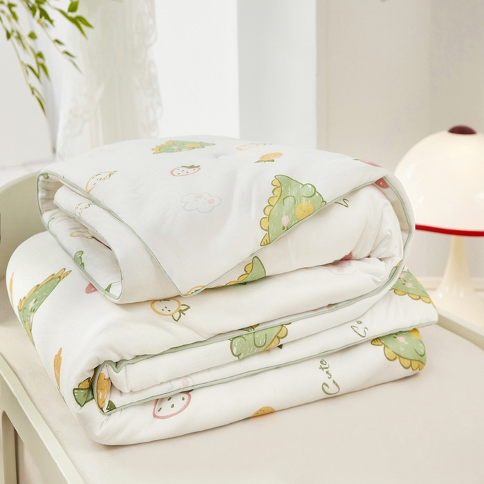 91家纺网 家纺一手货源 找家纺 丝涟家居 2025新款A类双面针织棉卡通小清新滚绳工艺夏被小恐龙