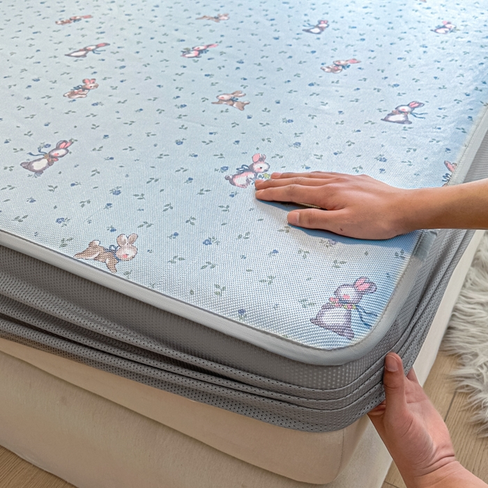 91家纺网 家纺一手货源 找家纺 迪乐妮 2025新款真冰藤印花床笠款凉席 森系小兔