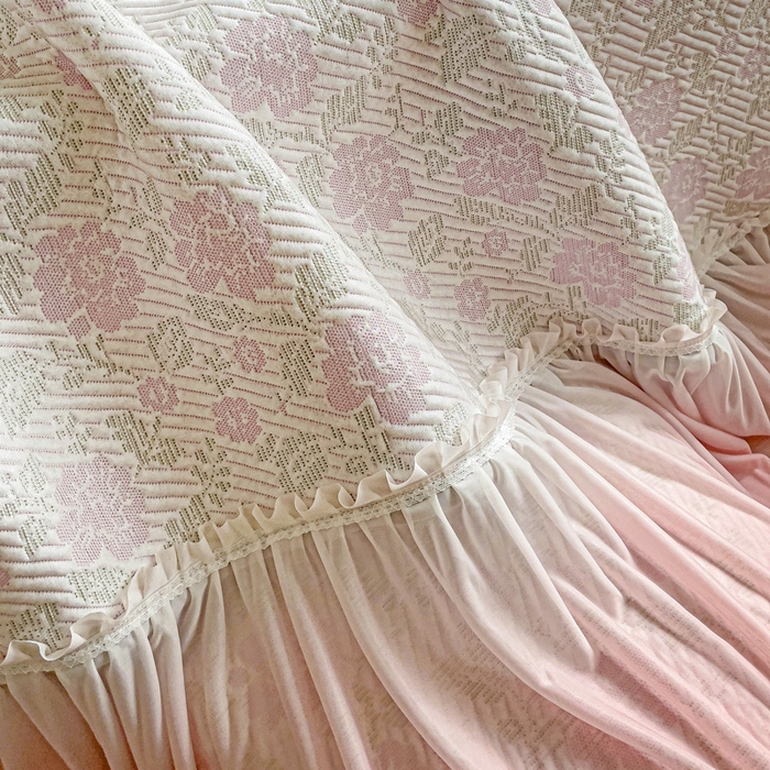 91家纺网 家纺一手货源 找家纺 富馨莱 2025春夏新款公主仙女风480克PE凉感凉豆豆床裙凉席三件套 玫瑰花园-粉床裙款