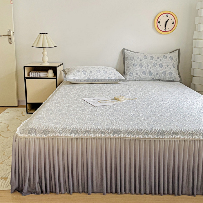 91家纺网 家纺一手货源 找家纺 富馨莱 2025春夏新款公主仙女风480克PE凉感凉豆豆床裙凉席三件套 玫瑰花园-灰床裙款