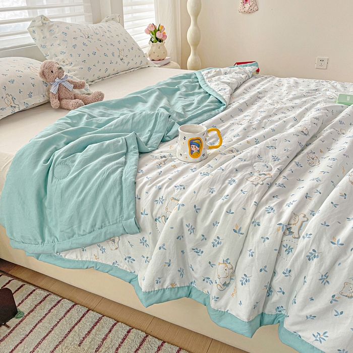 91家纺网 家纺一手货源 找家纺 富艺隆 2025新款水洗棉双层纱夏被 雪茸小猫