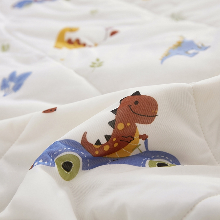 91家纺网 家纺一手货源 找家纺 丝涟家居 2025新款A类卡通小清新双面印花凉感丝夏被恐龙乐园