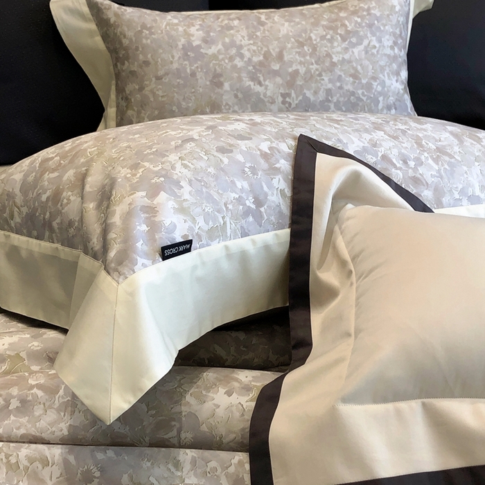 91家纺网 家纺一手货源 找家纺 佳汐蓝2025新款典雅诗意花卉全棉印花四件套券后不低于438/458元 馥雅铃兰-月灰蓝