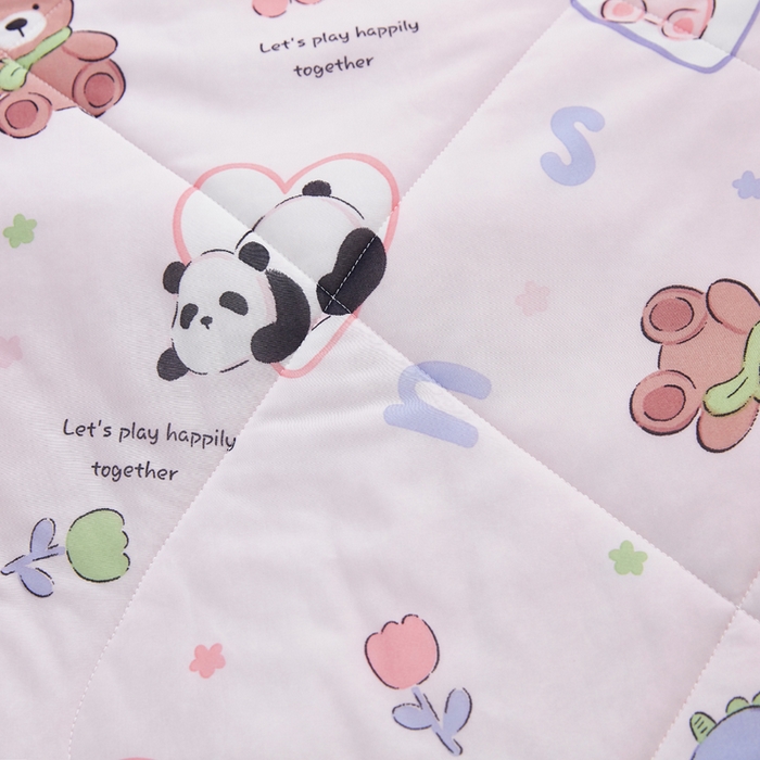 91家纺网 家纺一手货源 找家纺 丝涟家居 2025新款A类卡通小清新双面印花凉感丝夏被玩具乐园