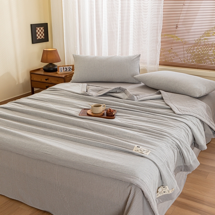 91家纺网 家纺一手货源 找家纺 鑫棉坊 2025新款全棉色织水洗棉A类棉花夏被可机洗空调被四件套床单枕套 浅灰谧境