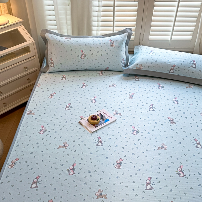 91家纺网 家纺一手货源 找家纺 迪乐妮 2025新款真冰藤印花床笠款凉席 森系小兔