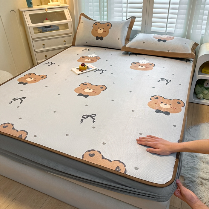 91家纺网 家纺一手货源 找家纺 迪乐妮 2025新款真冰藤印花床笠款凉席 爱心熊