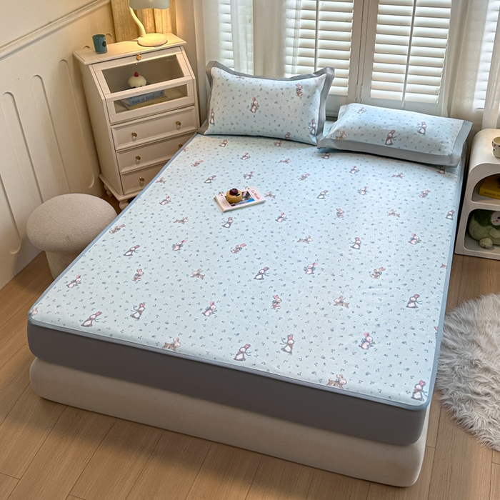 91家纺网 家纺一手货源 找家纺 迪乐妮 2025新款真冰藤印花床笠款凉席 森系小兔