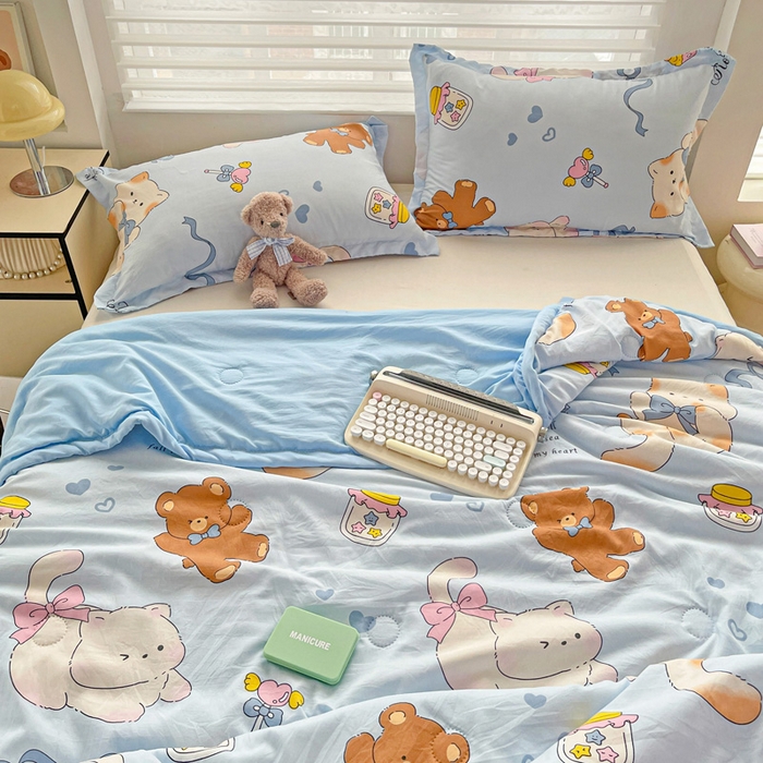 91家纺网 家纺一手货源 找家纺 富艺隆 2025新款水洗棉双层纱夏被 小猫逃离记