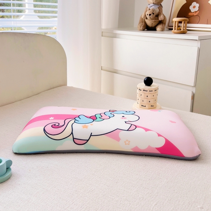 91家纺网 家纺一手货源 找家纺 2025新款卡通凉感丝亲肤枕 彩虹马50*30*4 