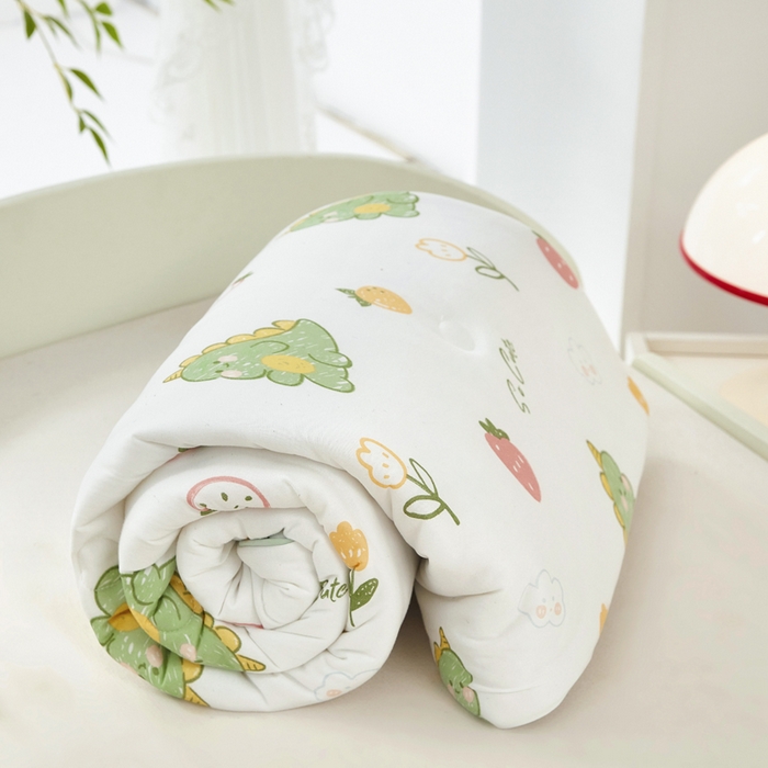 91家纺网 家纺一手货源 找家纺 丝涟家居 2025新款A类双面针织棉卡通小清新滚绳工艺夏被小恐龙