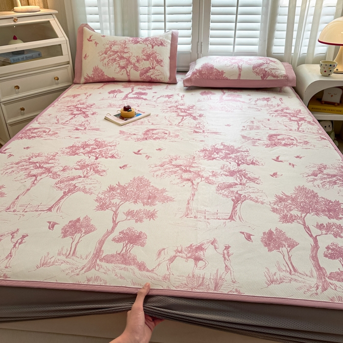 91家纺网 家纺一手货源 找家纺 迪乐妮 2025新款真冰藤印花床笠款凉席 丛林间-粉