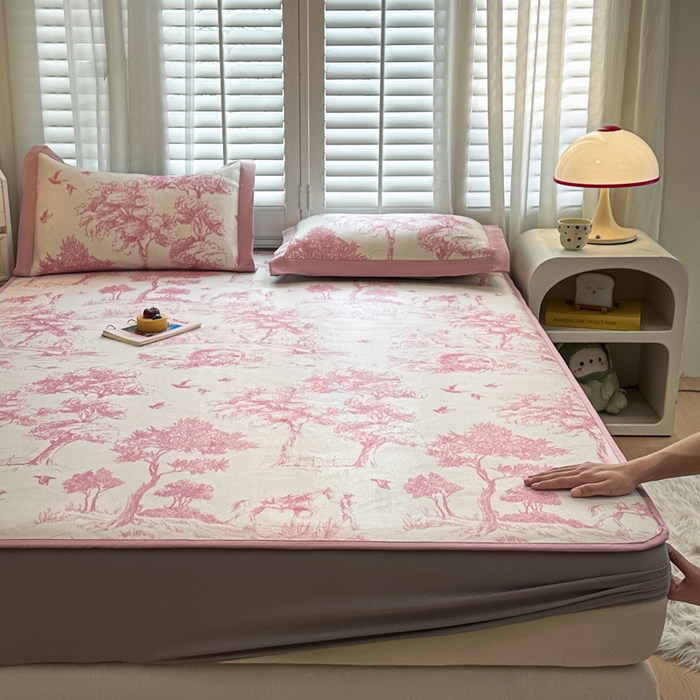 91家纺网 家纺一手货源 找家纺 迪乐妮 2025新款真冰藤印花床笠款凉席 丛林间-粉