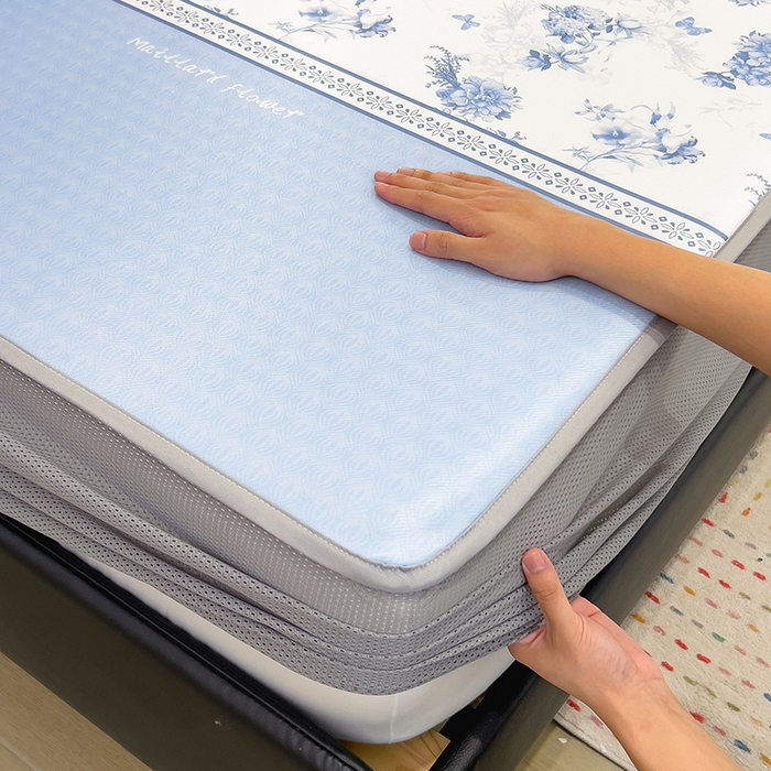 91家纺网 家纺一手货源 找家纺 摩妮卡 2025新款小清新碳光冰丝软席床笠款单床笠三件套 花绮梦-蓝