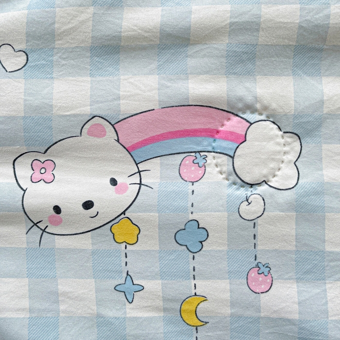 91家纺网 家纺一手货源 找家纺 富艺隆 2025新款水洗棉双层纱夏被 蛋糕小猫蓝