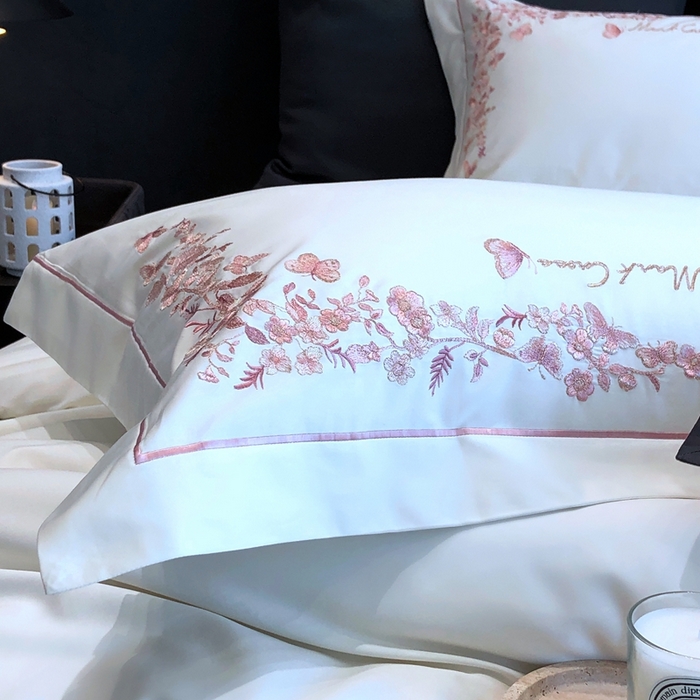 91家纺网 家纺一手货源 找家纺 佳汐蓝2025新款清雅自然刺绣黄金棉系列四件套价格表券后不低于498/518元 苏莉春天-羽缎白