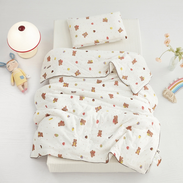 91家纺网 家纺一手货源 找家纺 丝涟家居 2025新款A类双面针织棉卡通小清新滚绳工艺夏被草莓熊