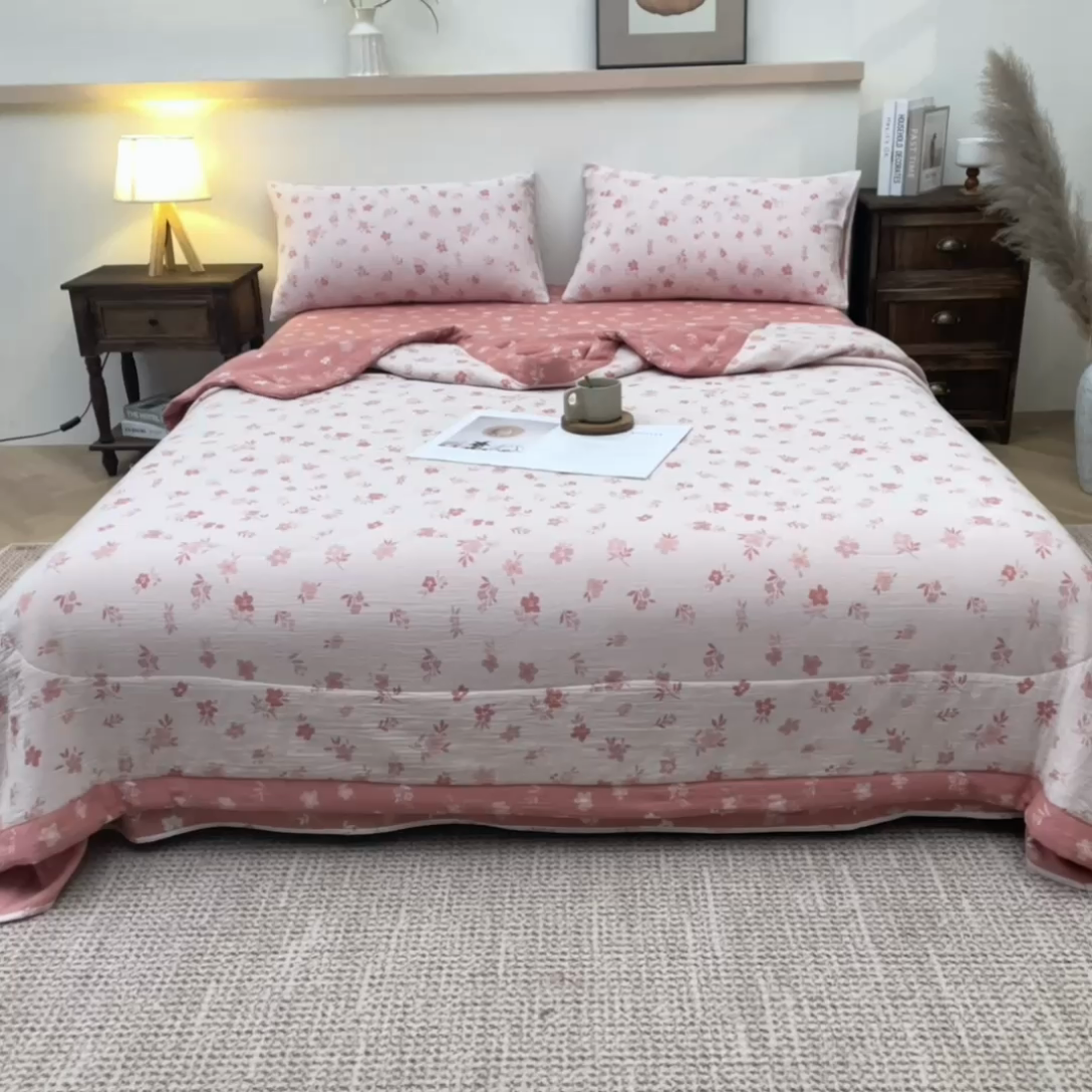 91家纺网 家纺一手货源 找家纺 鑫棉坊 2025新款A类里外全棉双层纱可机洗棉花空调被夏凉被四件套 粉韵繁花
