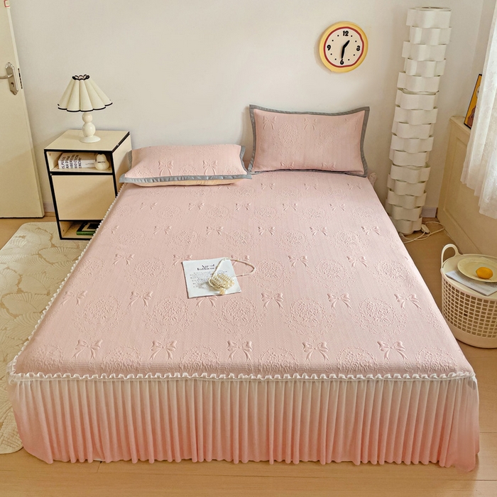 91家纺网 家纺一手货源 找家纺 富馨莱 2025春夏新款公主仙女风480克PE凉感凉豆豆床裙凉席三件套 蝴蝶结-粉床裙款